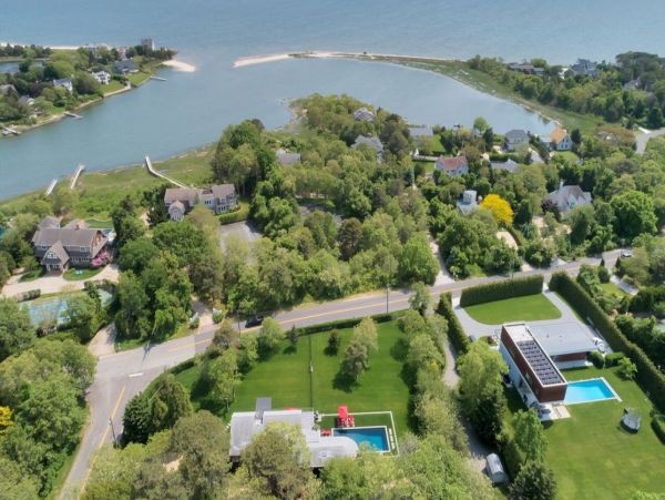 Walk to Beach Pool Home Four Bedrooms in Southampton