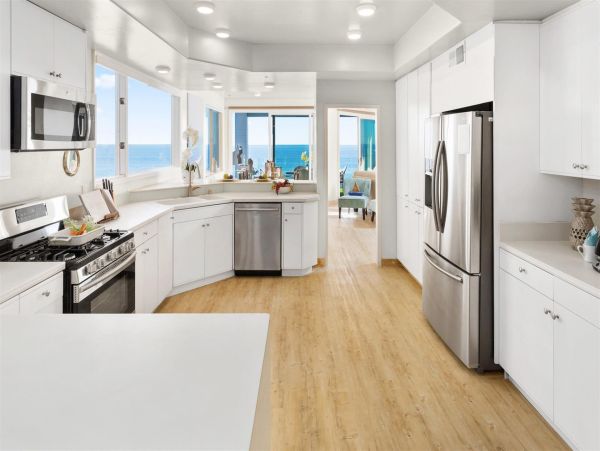 Luxurious 9-Bedroom Beachfront Oasis in Oceanside