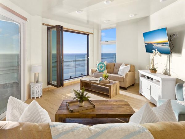 Luxurious 9-Bedroom Beachfront Oasis in Oceanside