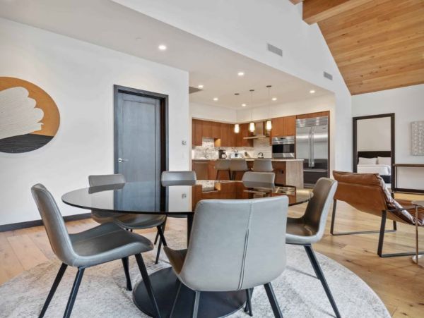 Two Bedroom Lionshead Vacation Condo Sleeps 6 Walk to Lifts