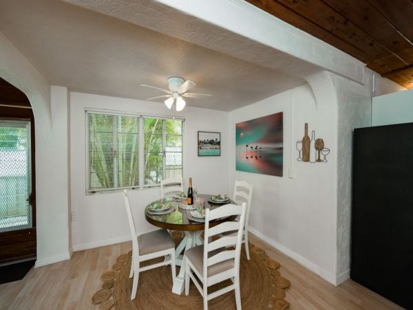 Holmes Beach Two Bedroom Vacation Cottage Sleeps 4 Guests