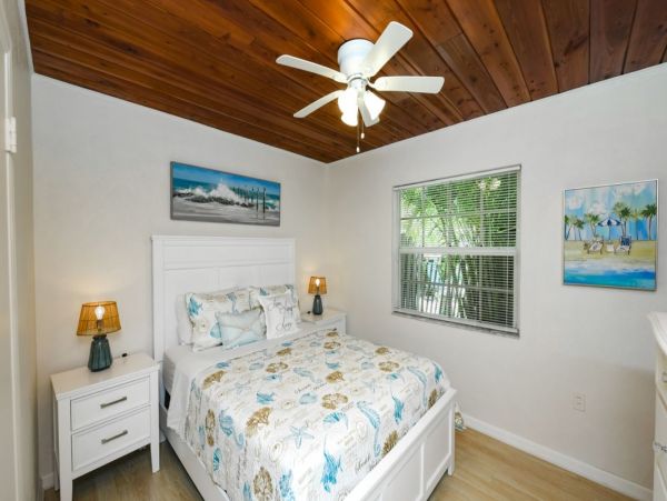 Holmes Beach Two Bedroom Vacation Cottage Sleeps 4 Guests