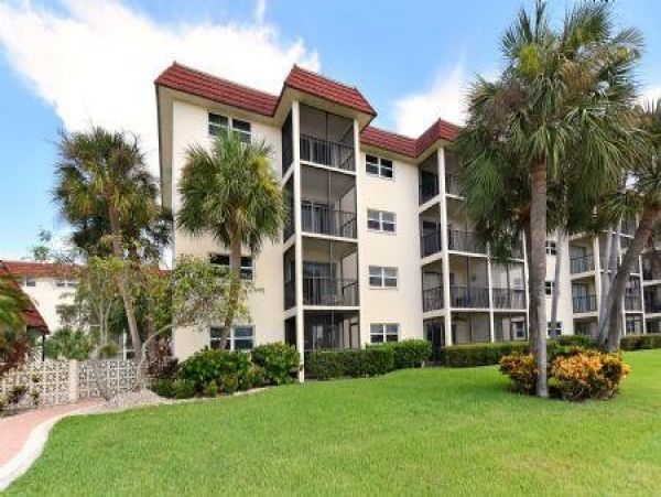 Siesta Key 2 Bedroom Vacation Condo Gym, Pool, Walk To Beach