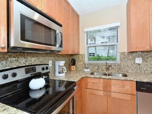Siesta Key 2 Bedroom Vacation Condo Gym, Pool, Walk To Beach