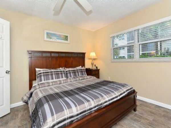 Siesta Key 2 Bedroom Vacation Condo Gym, Pool, Walk To Beach