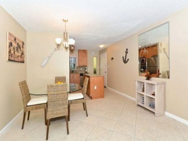 Siesta Key 2 Bedroom Vacation Condo Gym, Pool, Walk To Beach