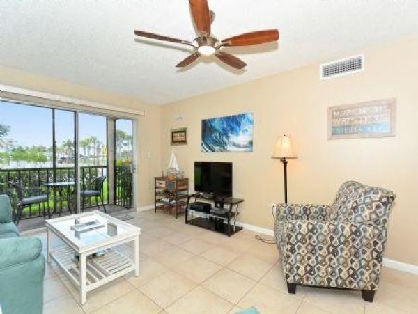 Siesta Key 2 Bedroom Vacation Condo Gym, Pool, Walk To Beach