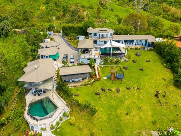 17 Bedrooms Luxury Home in Puntarenas Sleeps 23 Guests