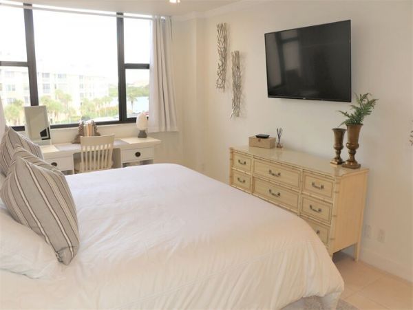 Short Walk to Beach Siesta Key Vacation Condo Two Bedrooms