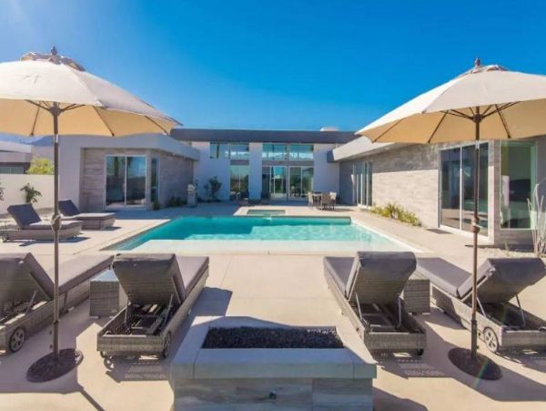 Luxury 6 Bedroom Home with Pool & Jacuzzi