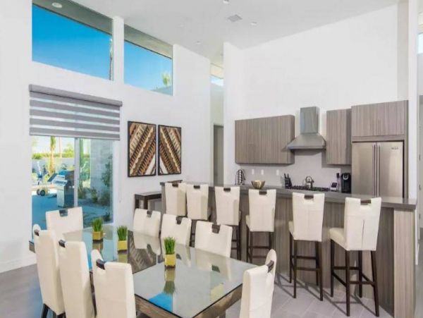 Luxury 6 Bedroom Home with Pool & Jacuzzi