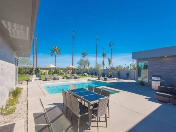 Luxury 6 Bedroom Home with Pool & Jacuzzi
