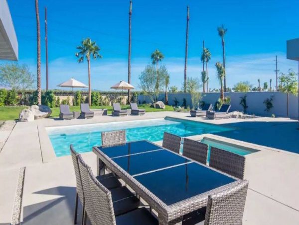 Luxury 6 Bedroom Home with Pool & Jacuzzi
