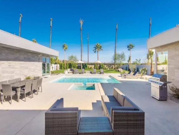 Luxury 6 Bedroom Home with Pool & Jacuzzi
