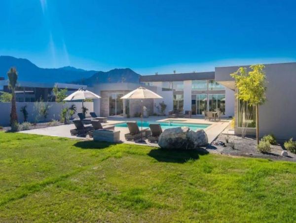 Luxury 6 Bedroom Home with Pool & Jacuzzi
