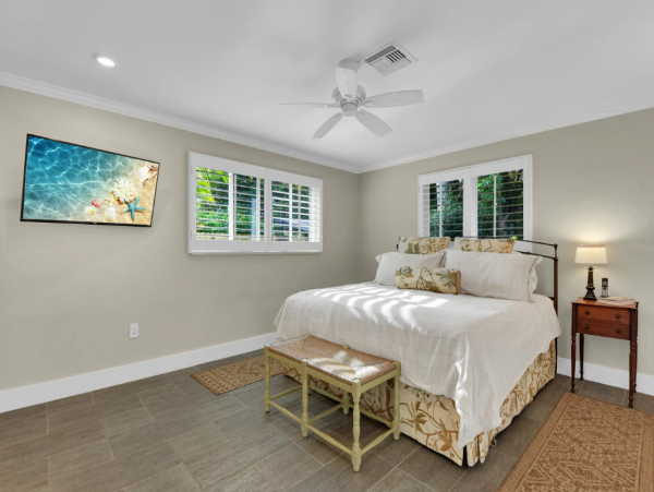 Charming Vacation Pool Home In Naples Sleeps Six Guests