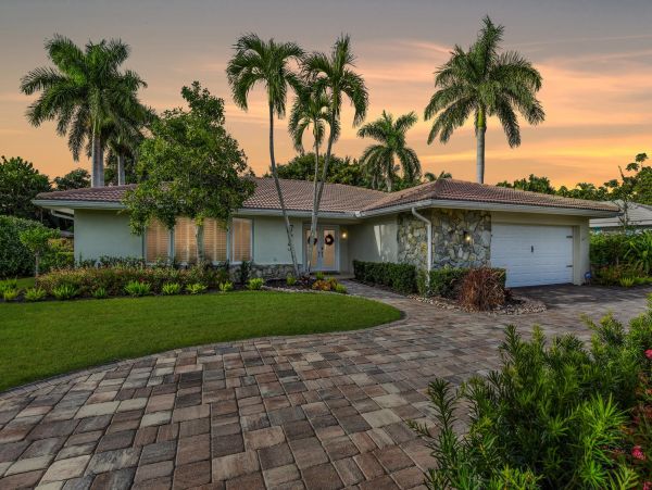 Charming Vacation Pool Home In Naples Sleeps Six Guests