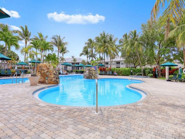 Naples Vacation Condo Sleeps Six Guests With Communal Pool