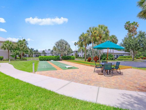 Naples Vacation Condo Sleeps Six Guests With Communal Pool