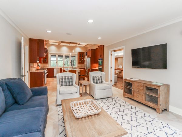 Five Bedroom Pool Home Sleeps Sixteen Guests