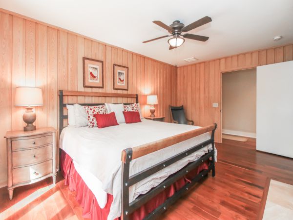 Five Bedroom Pool Home Sleeps Sixteen Guests