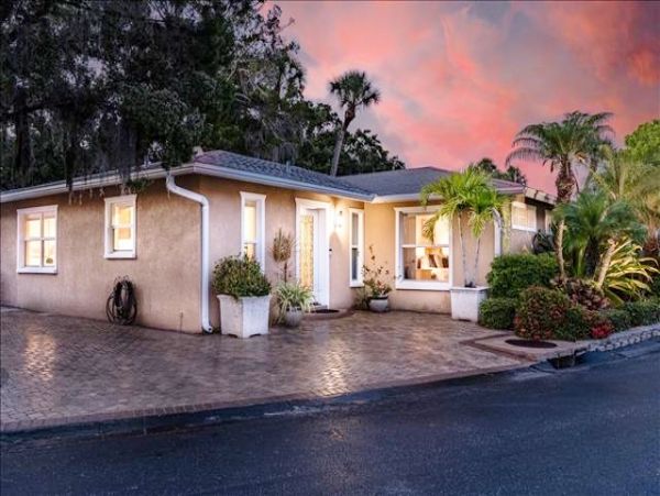 Walk to Beach Beautiful Vacation Home in Siesta Key