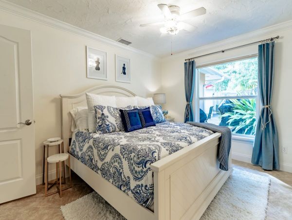 Walk to Beach Beautiful Vacation Home in Siesta Key