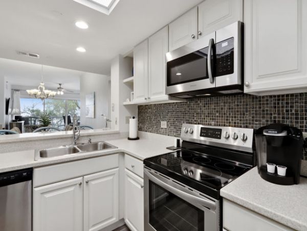 Lovely 2 Bedroom Condo with Ocean Views