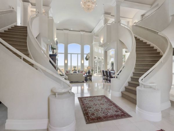 Luxurious Oceanfront 5 Bedroom Pool Home