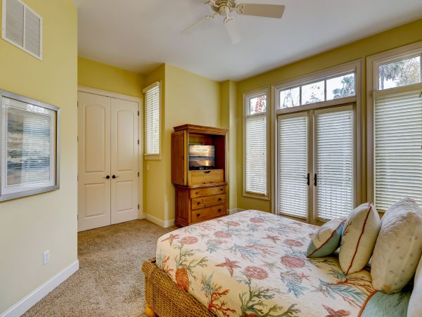 Amazing Large Home short walk to the beach