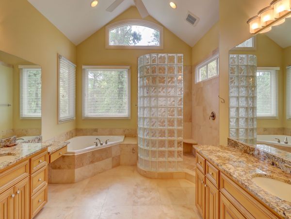 Amazing Large Home short walk to the beach