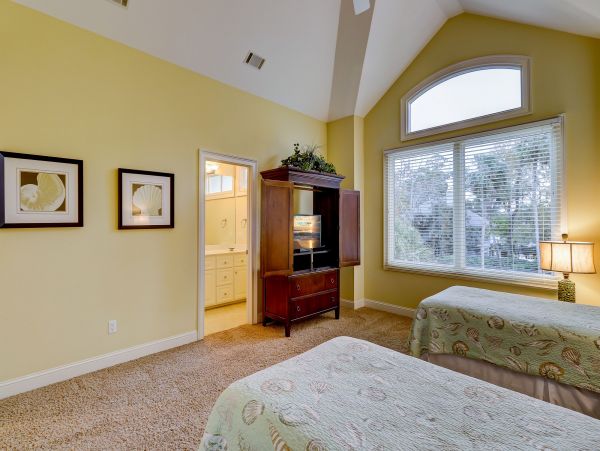 Amazing Large Home short walk to the beach
