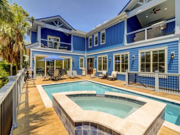 7 Bedroom House 2 min walk to Beach