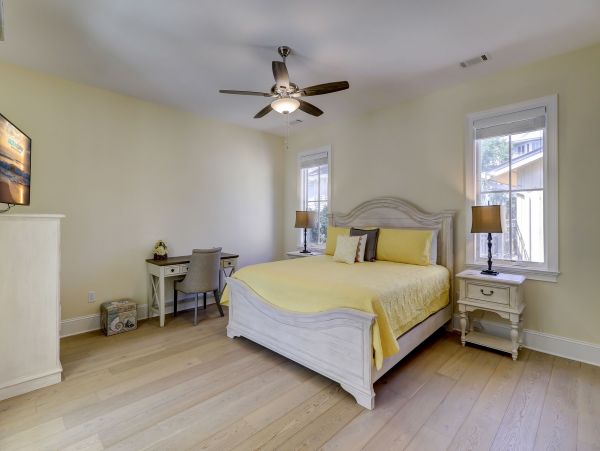 7 Bedroom House 2 min walk to Beach
