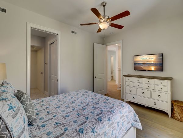 7 Bedroom House 2 min walk to Beach