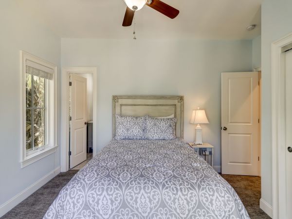 7 Bedroom House 2 min walk to Beach