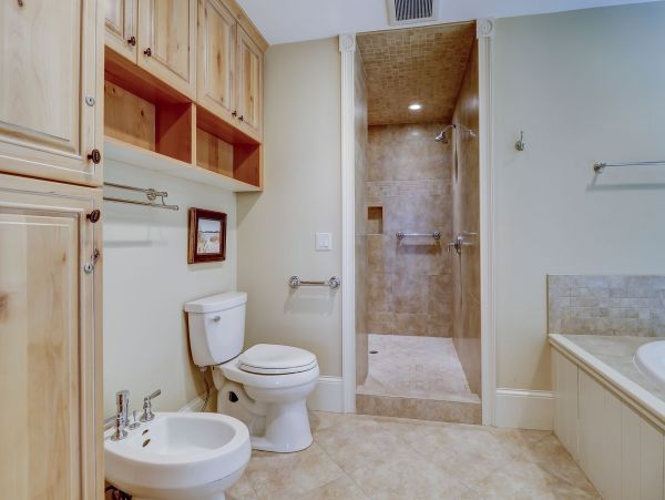 Hilton Head Five Bedroom Home Short Sandy Stroll to the Beach