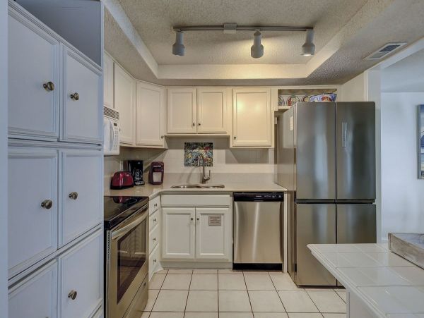 Hilton Head Two Bedroom Vacation Villa Walk to Beach