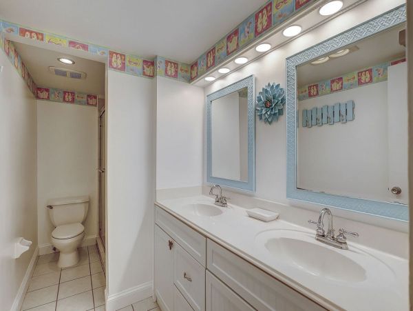 Hilton Head Two Bedroom Vacation Villa Walk to Beach