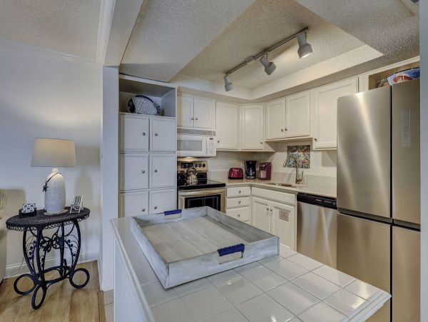 Hilton Head Two Bedroom Vacation Villa Walk to Beach