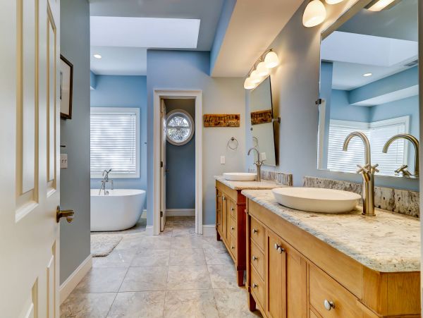 Coastal-Chic 5 Bedroom Home with Private Pool