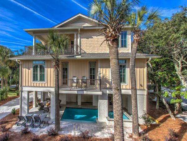 Gorgeous Five Bedroom Vacation Home Close to Beach