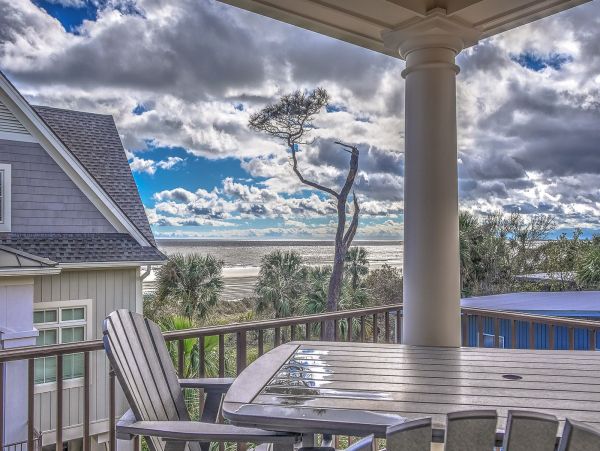 Gorgeous Five Bedroom Vacation Home Close to Beach