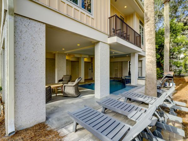 Gorgeous Five Bedroom Vacation Home Close to Beach