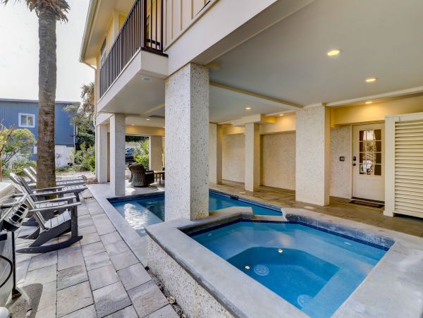 Gorgeous Five Bedroom Vacation Home Close to Beach