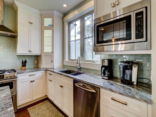 Gorgeous Five Bedroom Vacation Home Close to Beach