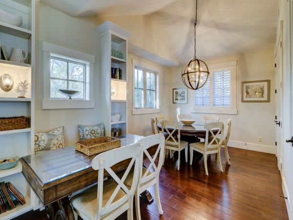 Gorgeous Five Bedroom Vacation Home Close to Beach