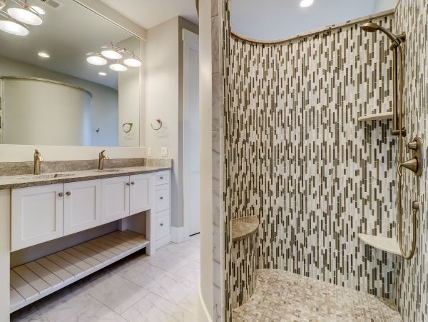 Gorgeous Five Bedroom Vacation Home Close to Beach