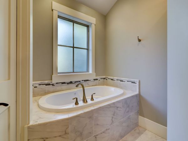 Gorgeous Five Bedroom Vacation Home Close to Beach