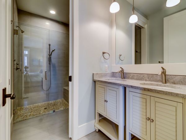 Gorgeous Five Bedroom Vacation Home Close to Beach